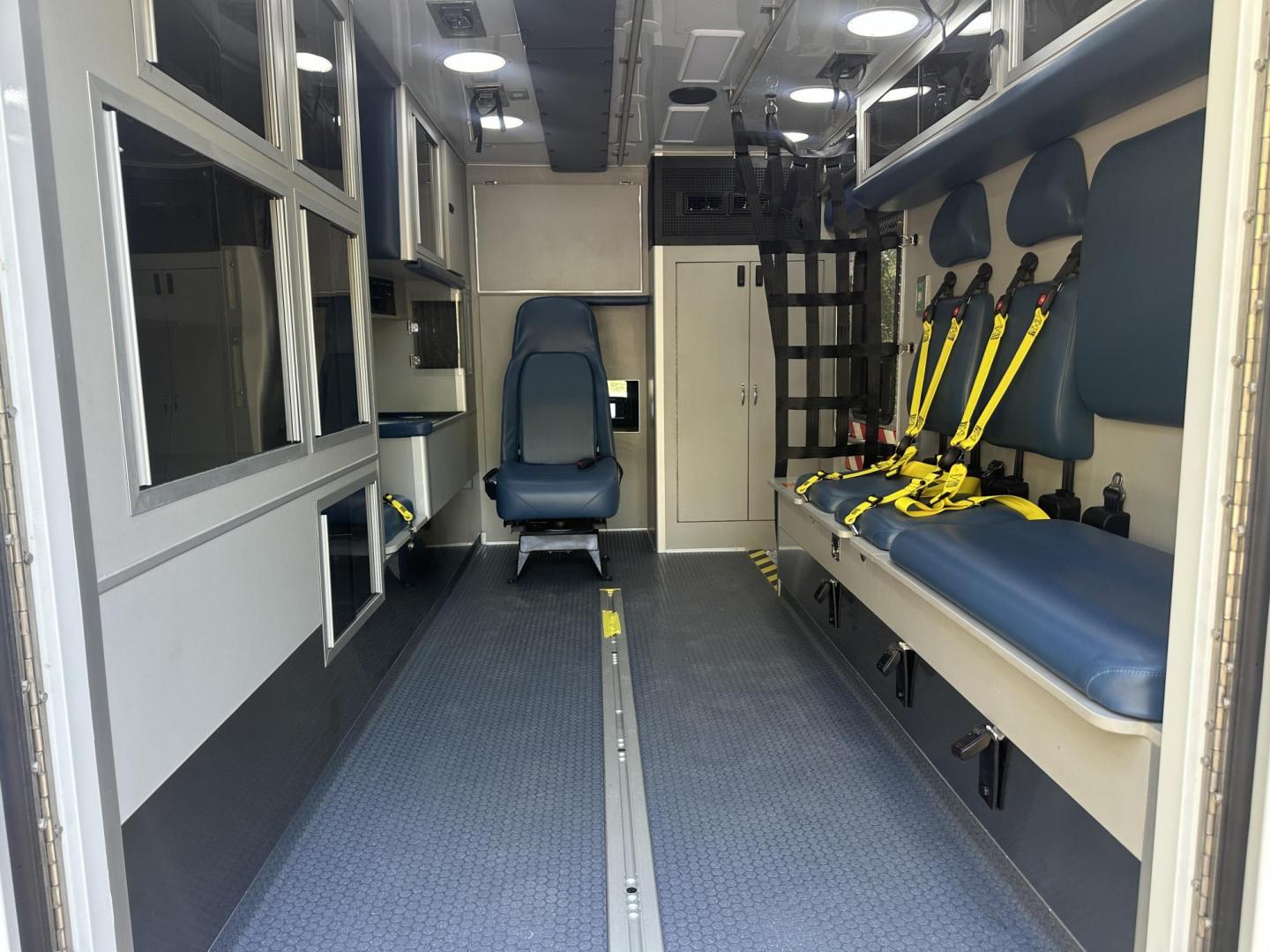 2025 White FORD Remount - Photo#4